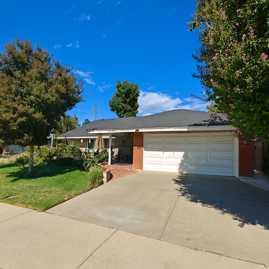 AVERIE MANOR's Photo